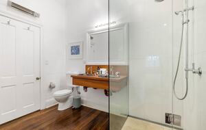 Historic Coastal Farmhouse with Private Jetty Minutes to the Beach - Way Way, Australia