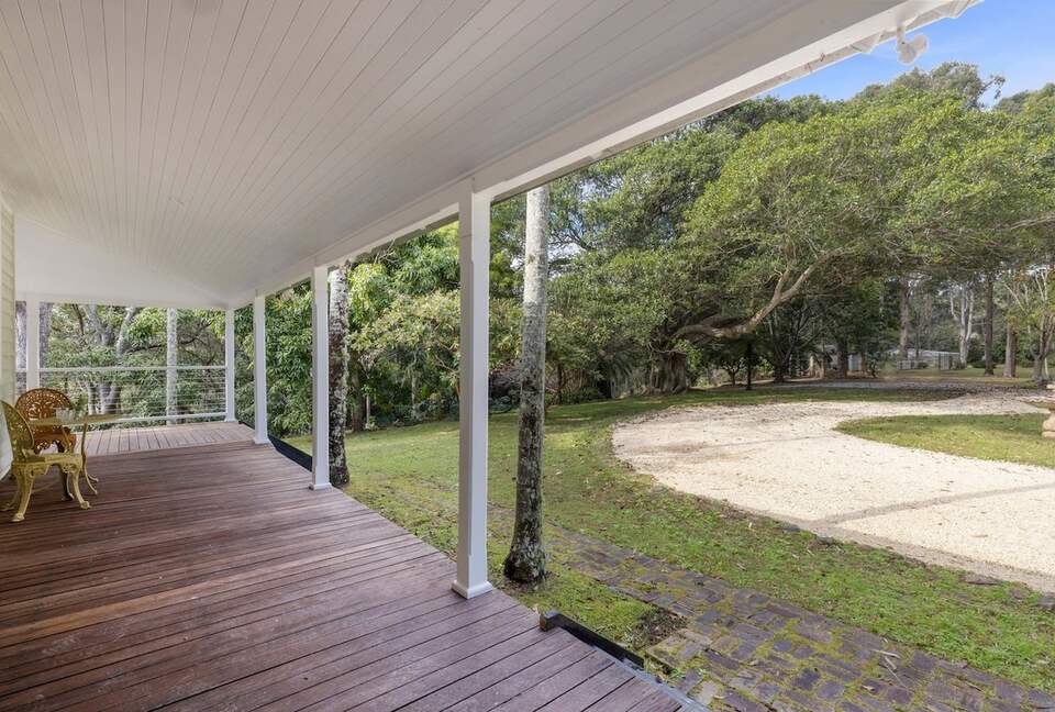 Historic Coastal Farmhouse with Private Jetty Minutes to the Beach - Way Way, Australia