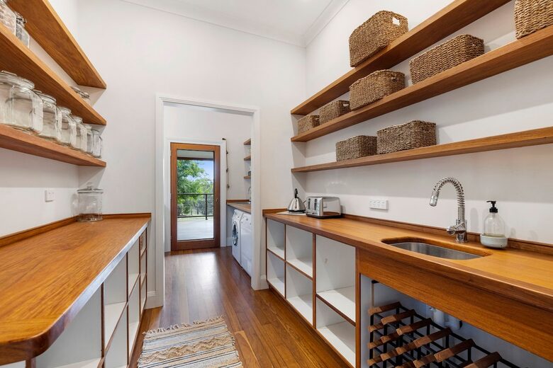 Historic Coastal Farmhouse with Private Jetty Minutes to the Beach - Way Way, Australia