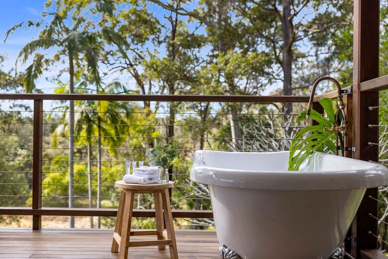 Historic Coastal Farmhouse with Private Jetty Minutes to the Beach - Way Way, Australia