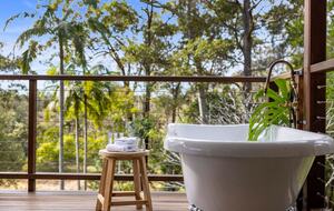 Historic Coastal Farmhouse with Private Jetty Minutes to the Beach - Way Way, Australia