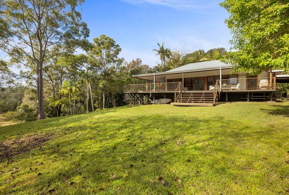 Historic Coastal Farmhouse with Private Jetty Minutes to the Beach - Way Way, Australia