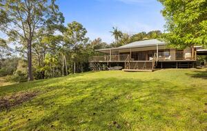 Historic Coastal Farmhouse with Private Jetty Minutes to the Beach - Way Way, Australia