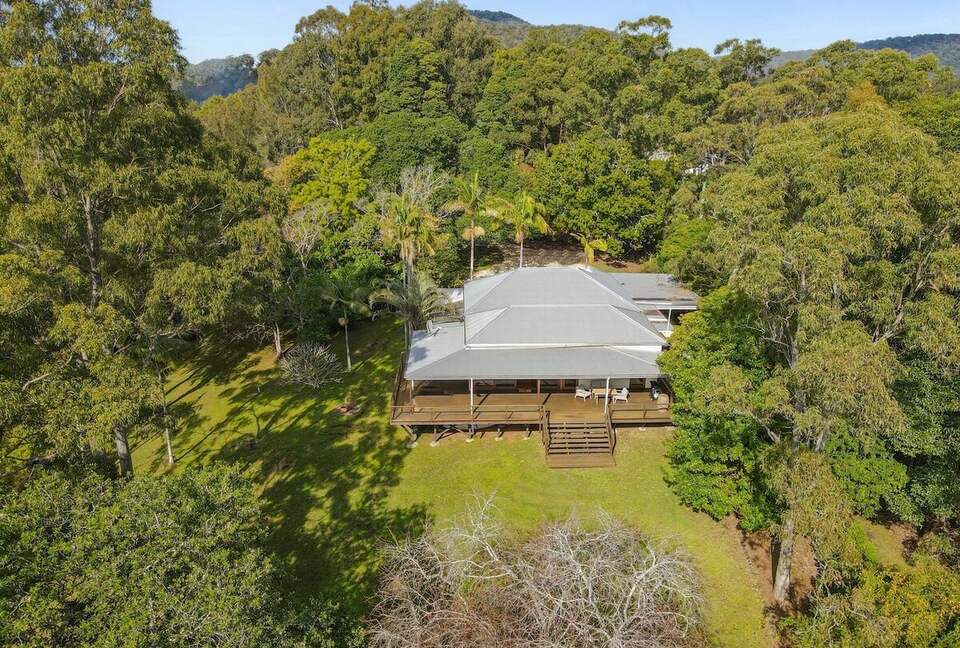 Historic Coastal Farmhouse with Private Jetty Minutes to the Beach - Way Way, Australia