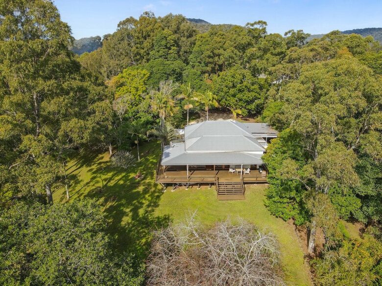 Historic Coastal Farmhouse with Private Jetty Minutes to the Beach - Way Way, Australia