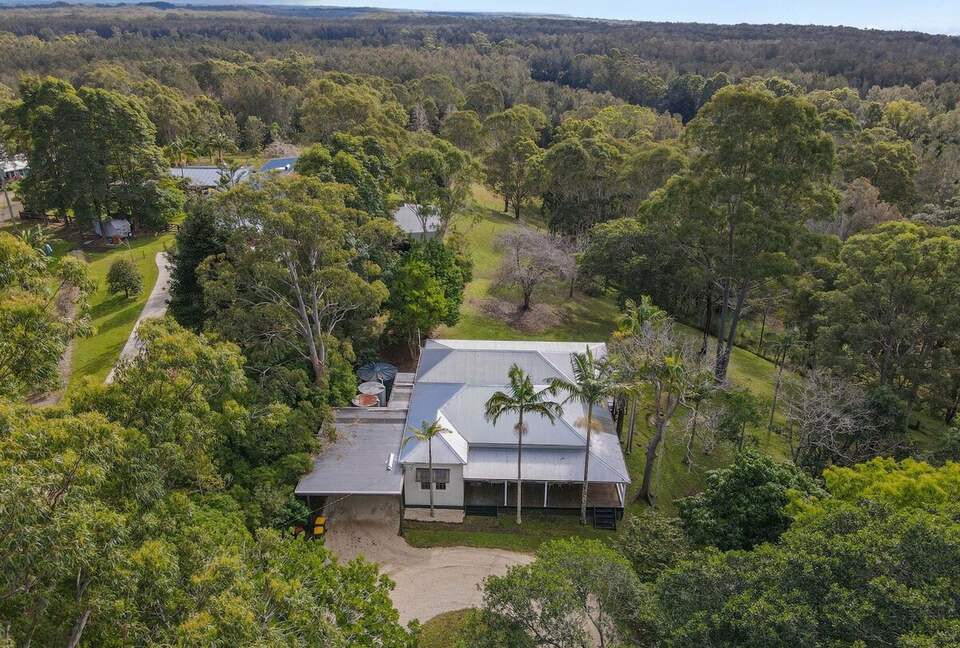 Historic Coastal Farmhouse with Private Jetty Minutes to the Beach - Way Way, Australia
