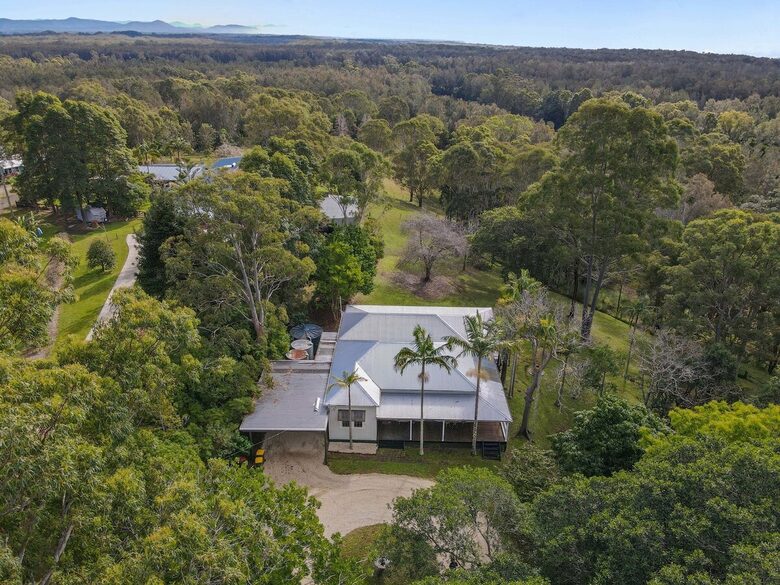 Historic Coastal Farmhouse with Private Jetty Minutes to the Beach - Way Way, Australia