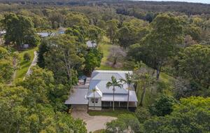 Historic Coastal Farmhouse with Private Jetty Minutes to the Beach - Way Way, Australia