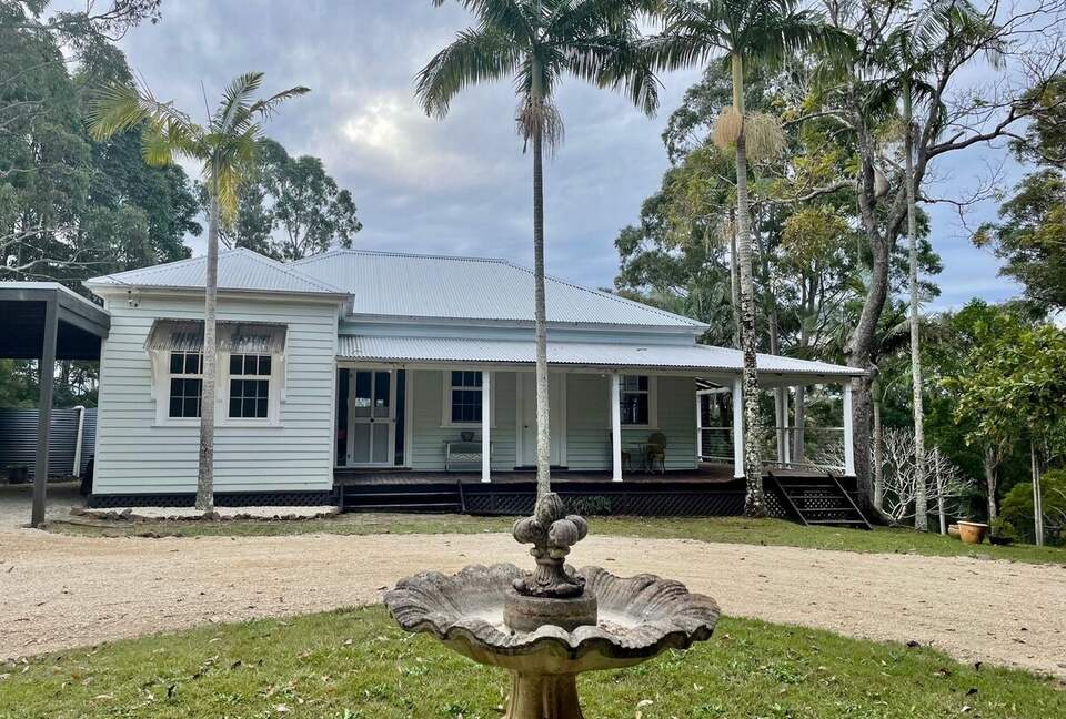 Historic Coastal Farmhouse with Private Jetty Minutes to the Beach - Way Way, Australia