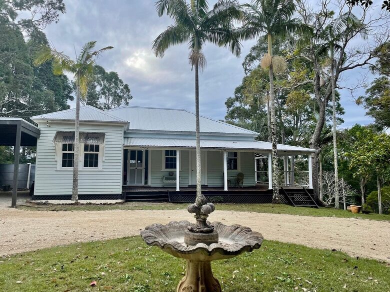 Historic Coastal Farmhouse with Private Jetty Minutes to the Beach - Way Way, Australia