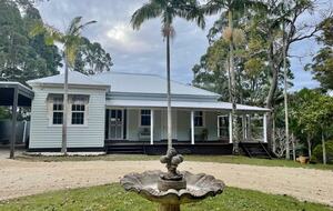 Historic Coastal Farmhouse with Private Jetty Minutes to the Beach - Way Way, Australia