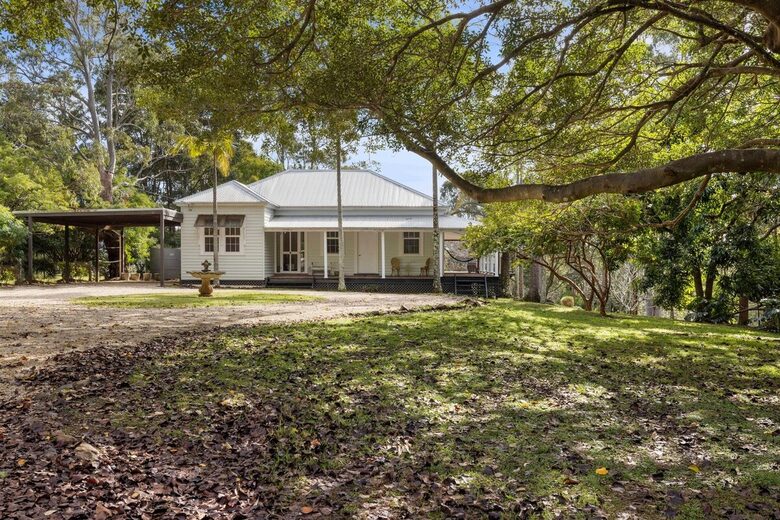 Historic Coastal Farmhouse with Private Jetty Minutes to the Beach - Way Way, Australia