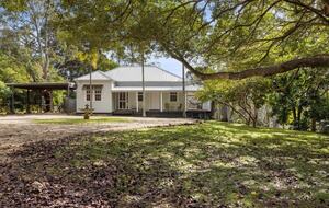 Historic Coastal Farmhouse with Private Jetty Minutes to the Beach - Way Way, Australia