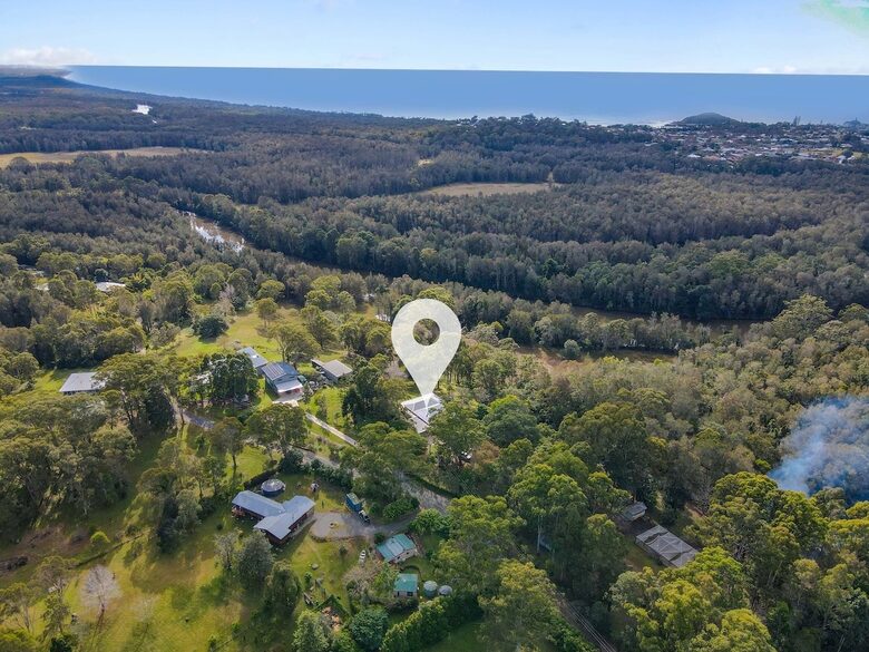 Historic Coastal Farmhouse with Private Jetty Minutes to the Beach - Way Way, Australia