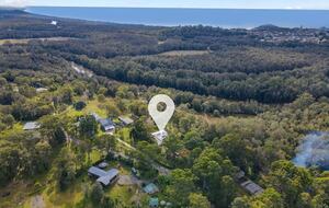 Historic Coastal Farmhouse with Private Jetty Minutes to the Beach - Way Way, Australia