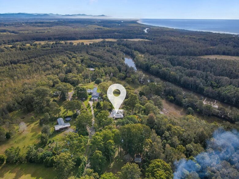 Historic Coastal Farmhouse with Private Jetty Minutes to the Beach - Way Way, Australia