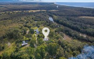Historic Coastal Farmhouse with Private Jetty Minutes to the Beach - Way Way, Australia