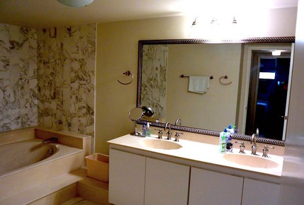 Miami Beach, Mid-Beach Large 2BR Beach Front on Collins Ave. - Comfortably Sleeps 4-6 - Miami Beach, Florida