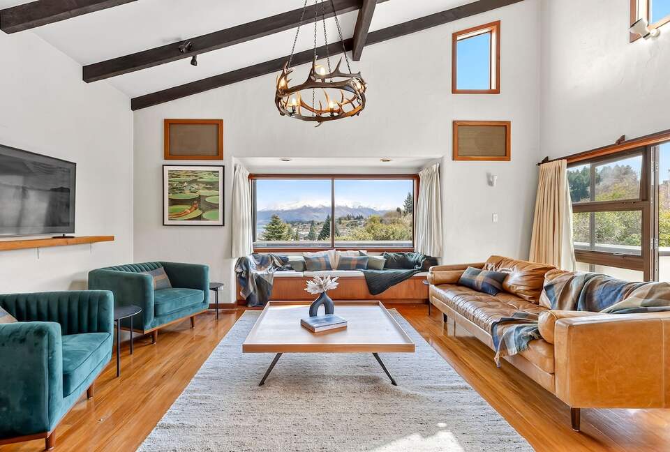 Elevated Family Home with Lake and Mountain Views in Wānaka - Wānaka, New Zealand