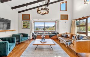 Elevated Family Home with Lake and Mountain Views in Wānaka - Wānaka, New Zealand