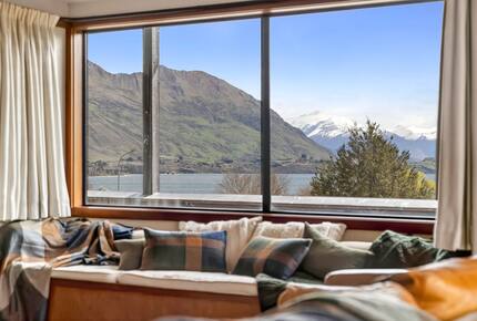 Elevated Family Home with Lake and Mountain Views in Wānaka - Wānaka, New Zealand