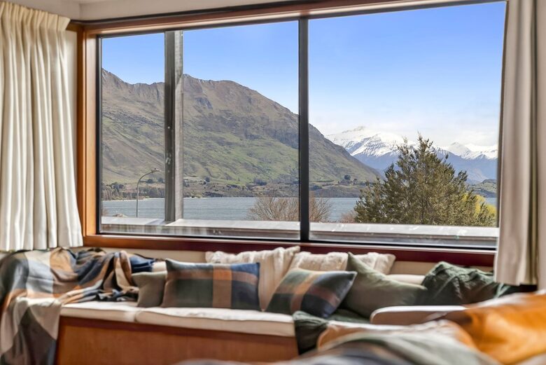 Elevated Family Home with Lake and Mountain Views in Wānaka - Wānaka, New Zealand