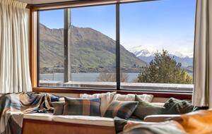 Elevated Family Home with Lake and Mountain Views in Wānaka - Wānaka, New Zealand