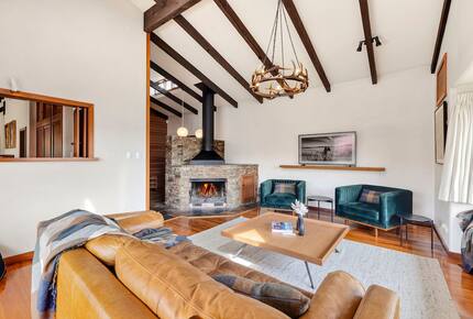 Elevated Family Home with Lake and Mountain Views in Wānaka - Wānaka, New Zealand