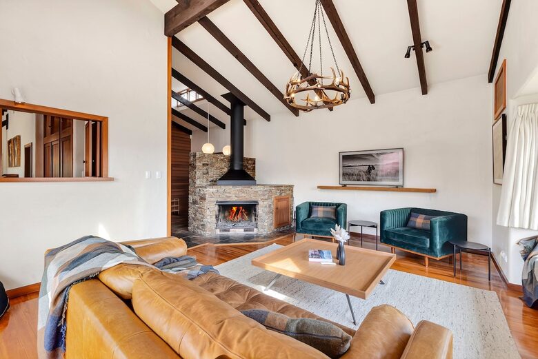 Elevated Family Home with Lake and Mountain Views in Wānaka - Wānaka, New Zealand