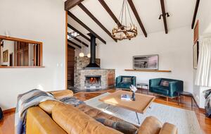 Elevated Family Home with Lake and Mountain Views in Wānaka - Wānaka, New Zealand