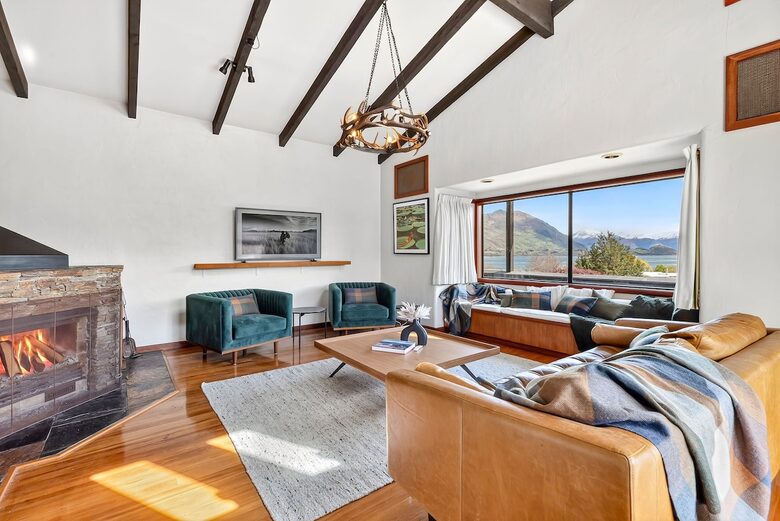 Elevated Family Home with Lake and Mountain Views in Wānaka - Wānaka, New Zealand