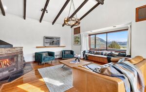 Elevated Family Home with Lake and Mountain Views in Wānaka - Wānaka, New Zealand