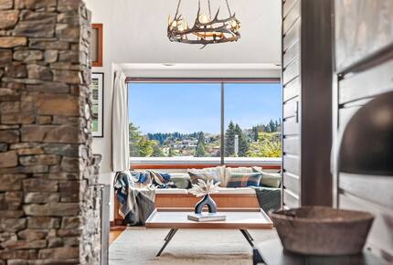 Elevated Family Home with Lake and Mountain Views in Wānaka - Wānaka, New Zealand