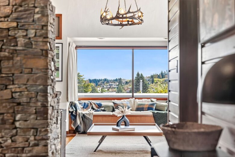 Elevated Family Home with Lake and Mountain Views in Wānaka - Wānaka, New Zealand