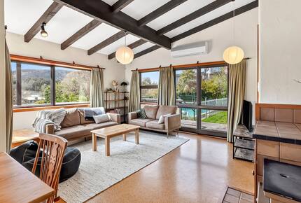 Elevated Family Home with Lake and Mountain Views in Wānaka - Wānaka, New Zealand