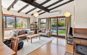 Elevated Family Home with Lake and Mountain Views in Wānaka - Wānaka, New Zealand