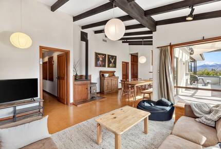 Elevated Family Home with Lake and Mountain Views in Wānaka - Wānaka, New Zealand