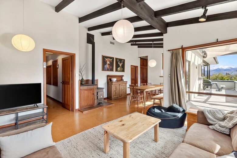 Elevated Family Home with Lake and Mountain Views in Wānaka - Wānaka, New Zealand