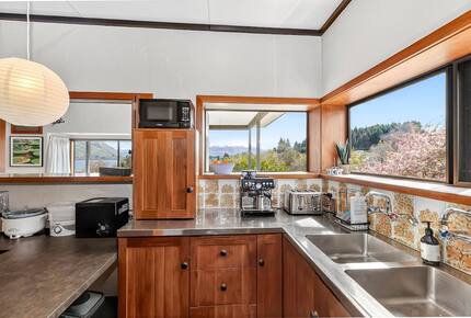 Elevated Family Home with Lake and Mountain Views in Wānaka - Wānaka, New Zealand