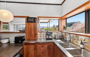 Elevated Family Home with Lake and Mountain Views in Wānaka - Wānaka, New Zealand