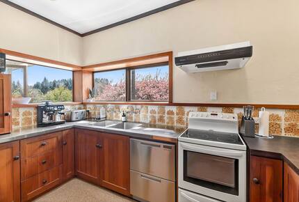 Elevated Family Home with Lake and Mountain Views in Wānaka - Wānaka, New Zealand