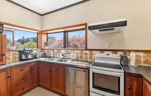 Elevated Family Home with Lake and Mountain Views in Wānaka - Wānaka, New Zealand