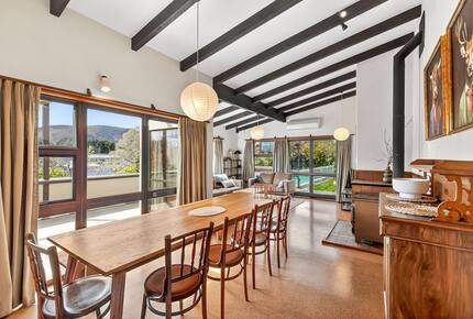 Elevated Family Home with Lake and Mountain Views in Wānaka - Wānaka, New Zealand