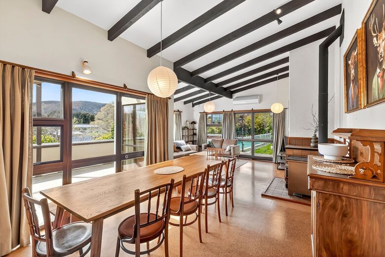 Elevated Family Home with Lake and Mountain Views in Wānaka - Wānaka, New Zealand