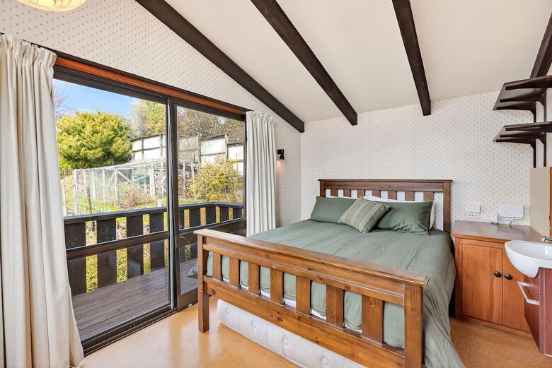 Elevated Family Home with Lake and Mountain Views in Wānaka - Wānaka, New Zealand