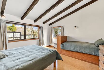 Elevated Family Home with Lake and Mountain Views in Wānaka - Wānaka, New Zealand