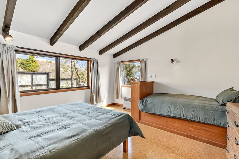 Elevated Family Home with Lake and Mountain Views in Wānaka - Wānaka, New Zealand