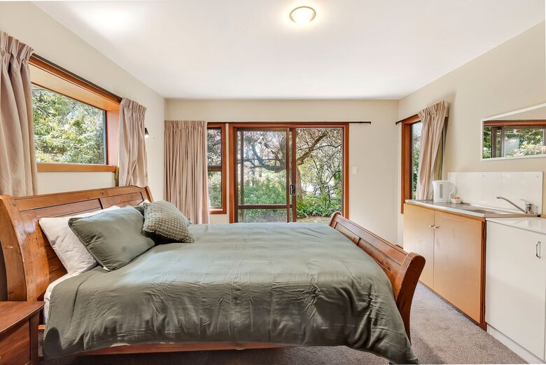 Elevated Family Home with Lake and Mountain Views in Wānaka - Wānaka, New Zealand