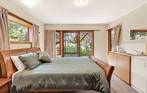 Elevated Family Home with Lake and Mountain Views in Wānaka - Wānaka, New Zealand