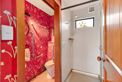 Elevated Family Home with Lake and Mountain Views in Wānaka - Wānaka, New Zealand